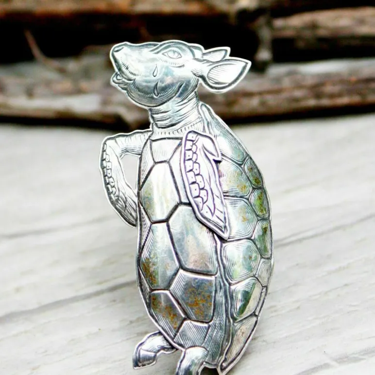 Серебряная брошь "Алиса в Стране Чудес" от KIR CARSON