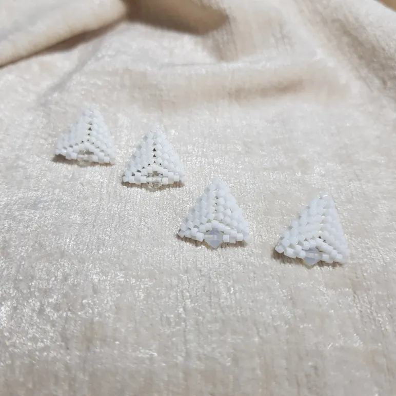 Серьги пусеты и жемчугом и биконусами Сваровски