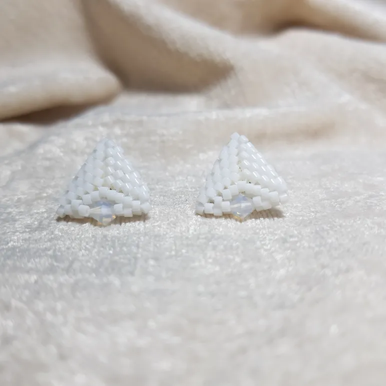 Серьги пусеты и жемчугом и биконусами Сваровски