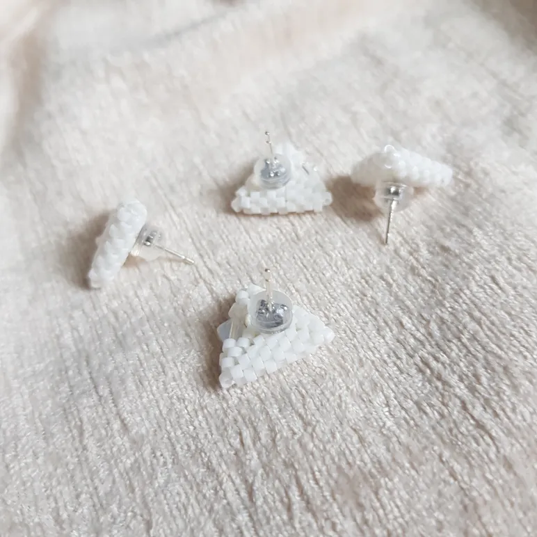 Серьги пусеты и жемчугом и биконусами Сваровски