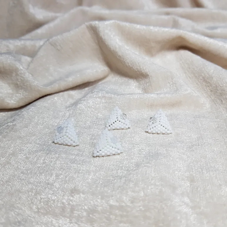 Серьги пусеты и жемчугом и биконусами Сваровски