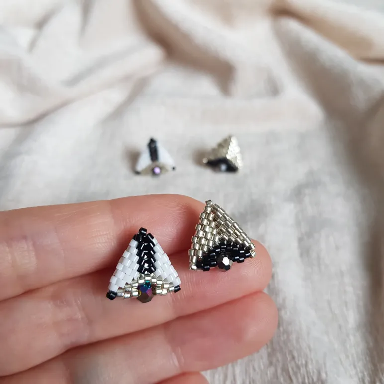 Серьги пусеты и жемчугом и биконусами Сваровски