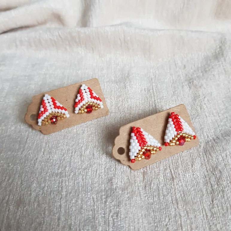 Серьги пусеты и жемчугом и биконусами Сваровски