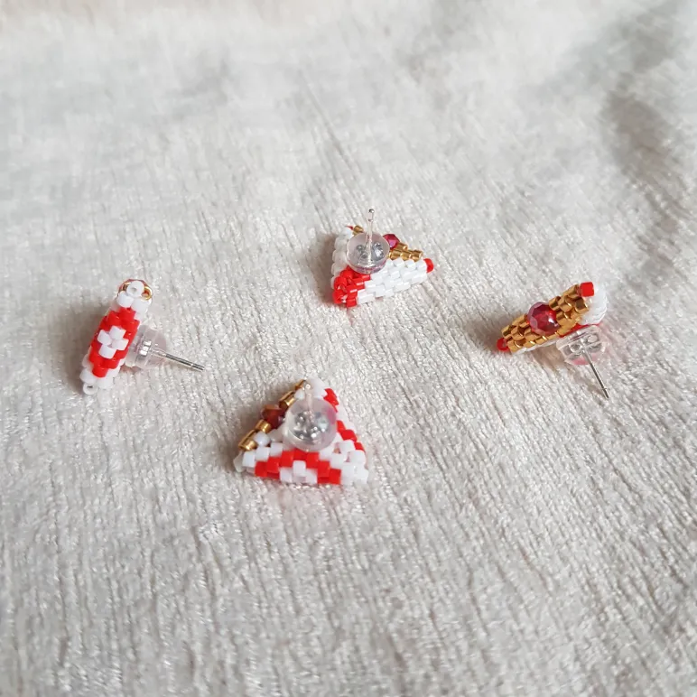 Серьги пусеты и жемчугом и биконусами Сваровски