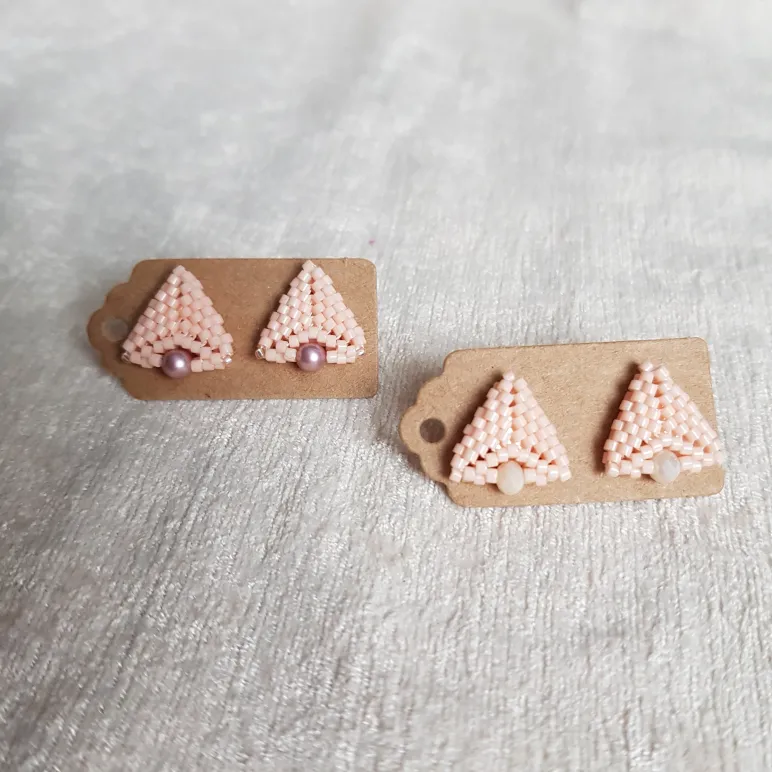 Серьги пусеты и жемчугом и биконусами Сваровски