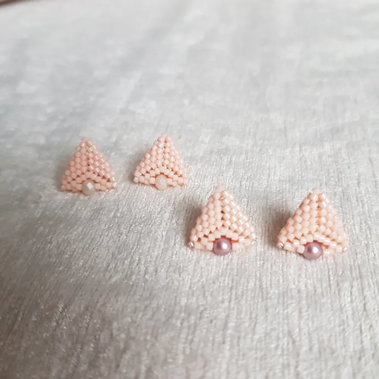 Серьги пусеты и жемчугом и биконусами Сваровски