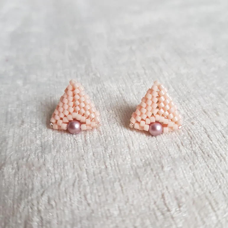 Серьги пусеты и жемчугом и биконусами Сваровски