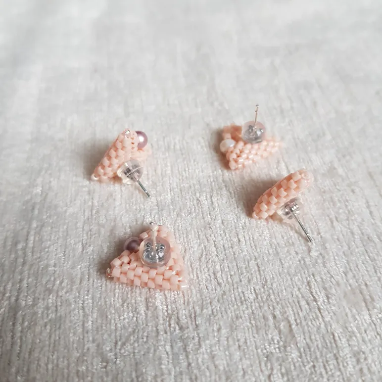 Серьги пусеты и жемчугом и биконусами Сваровски