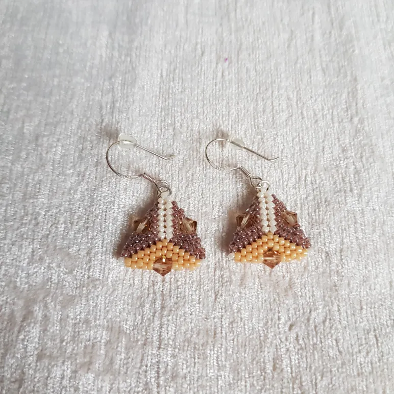 Серьги с жемчугом, биконусами. ронделями