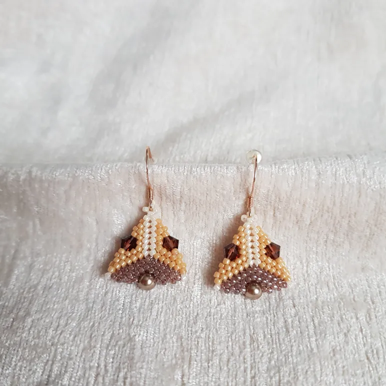 Серьги с жемчугом, биконусами. ронделями