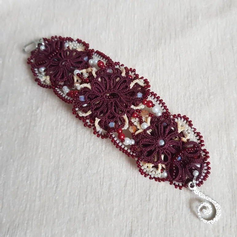 Комплект: Браслет и серьги "Вишня на креме" фриволите