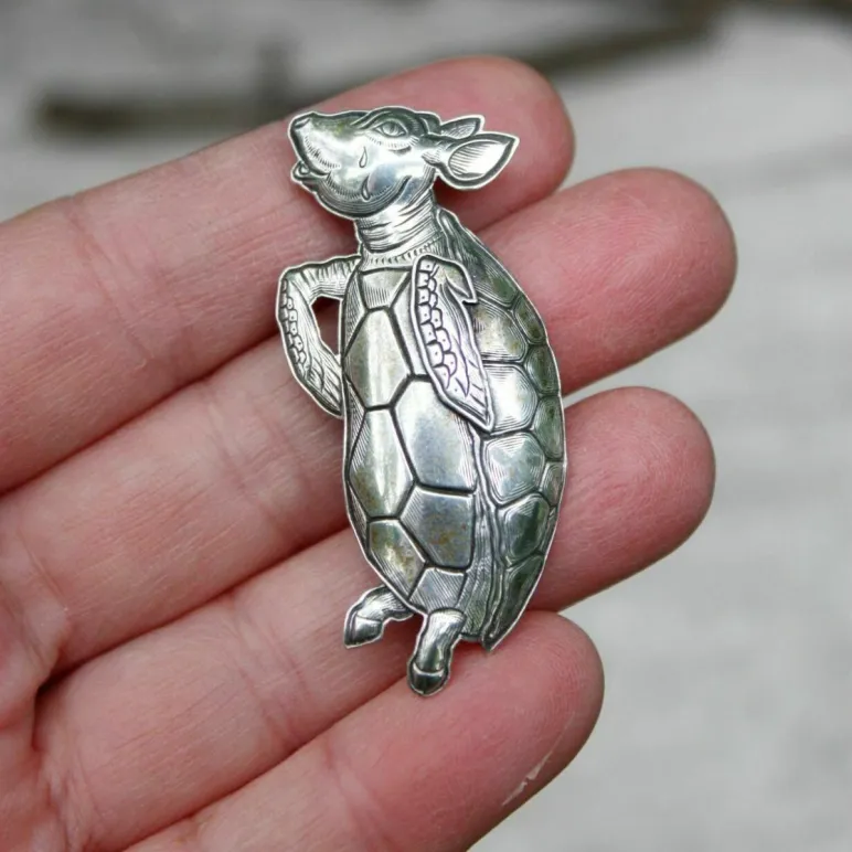 Серебряная брошь "Алиса в Стране Чудес" от KIR CARSON