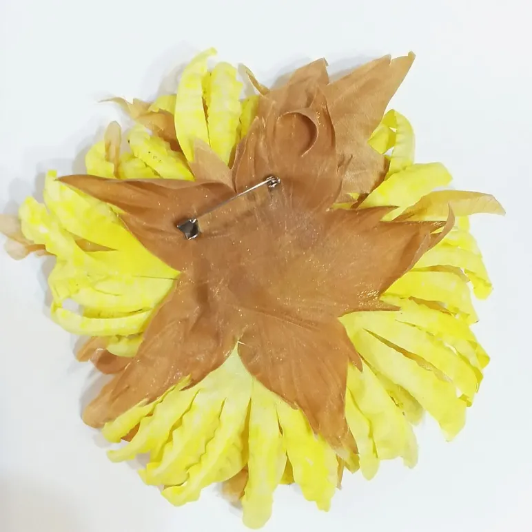 Брошь цветок из шелка Хризантема
