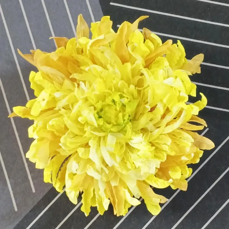 Брошь цветок из шелка Хризантема