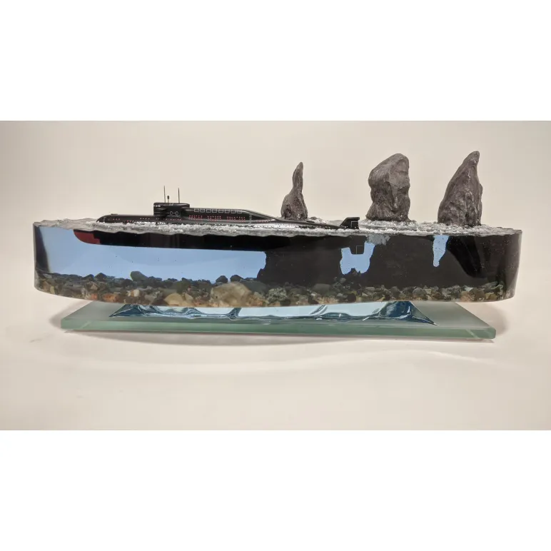 Модель подводной лодки 667БДР "Кальмар" на фоне скал "Три брата".