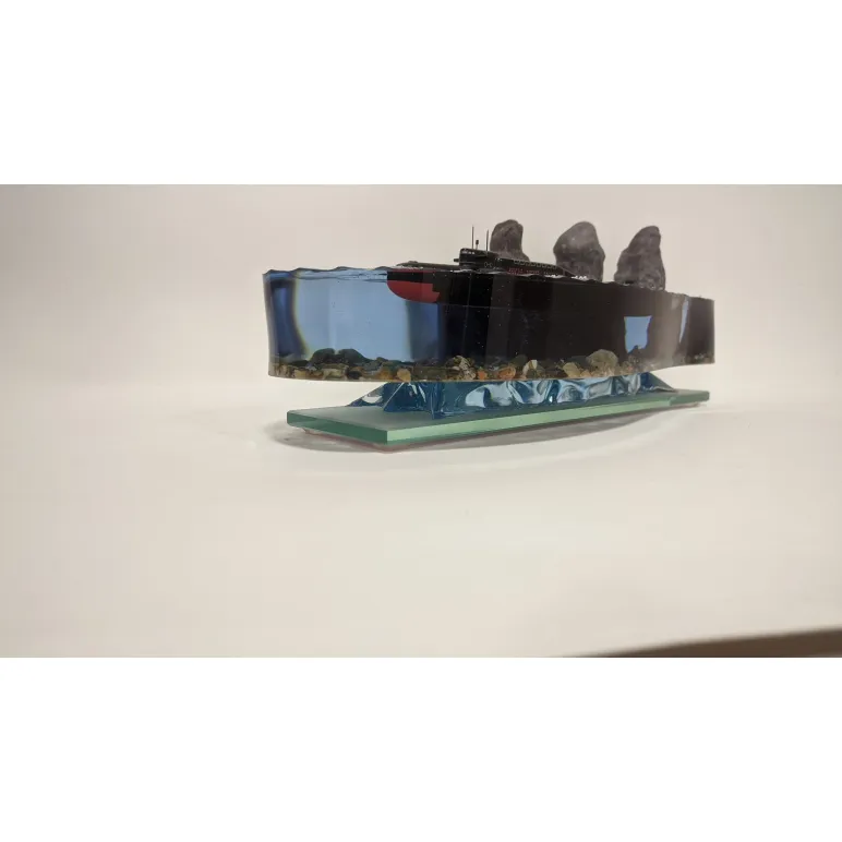 Модель подводной лодки 667БДР "Кальмар" на фоне скал "Три брата".