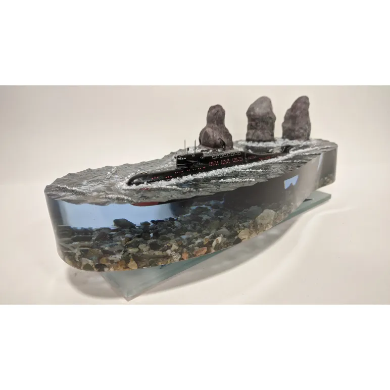 Модель подводной лодки 667БДР "Кальмар" на фоне скал "Три брата".