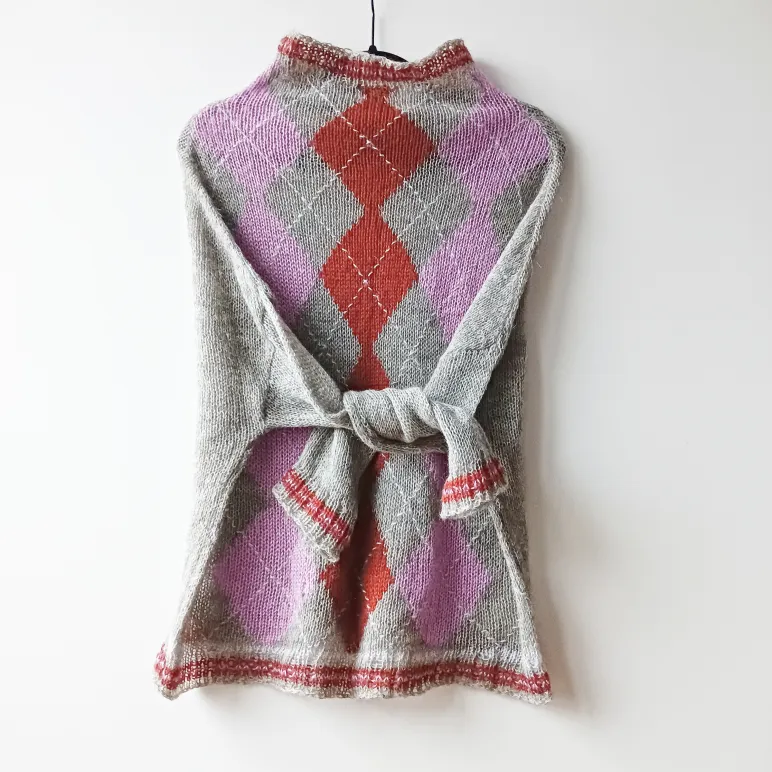 Свитер с ромбами