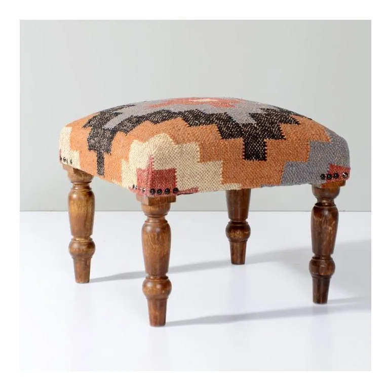 Табурет, пуф